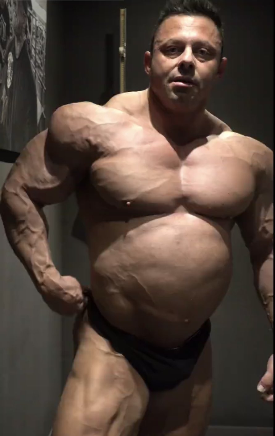 FLOh88baUAMDyrw.jpg:large