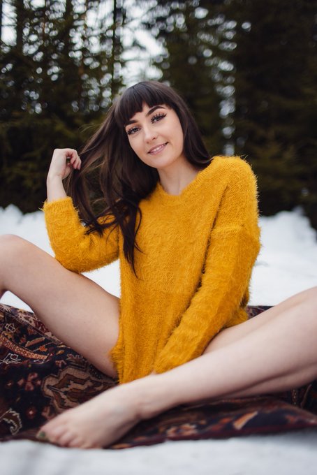 It&rsquo;s sweater weather   📸 @/ary_portraits IG https://t.co/6OFSyKaalY