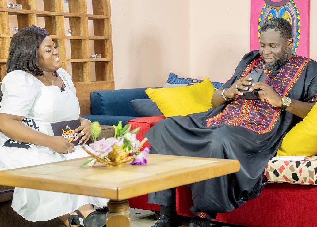 betamerch237's tweet image. Cameroon’s Communication Specialist Eddy Bobo (@etumbo) was gifted a #BetaMerch phone pop socket, on set of @betatorpoh 

Keep shopping @betamerch237 

Shop online: betamerch237.com 
Or DM