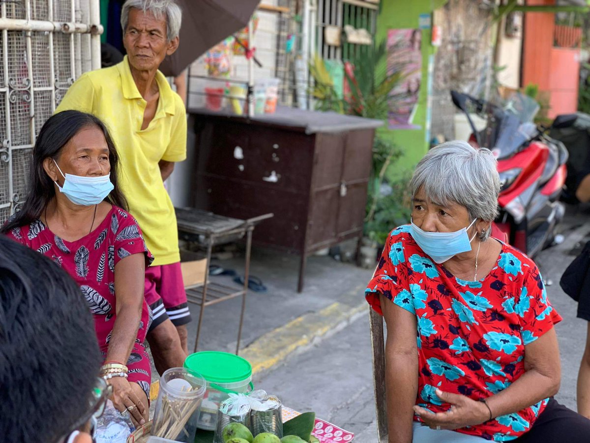 ABNationalU's tweet photo. Kinonsulta nito ang lagay ng komunidad sa gitna ng nakaambang pagpapalayas para maisulong ang PNR expansion sa ilalim ng proyektong Build, Build, Build ng rehimeng Duterte.

Inirehistro ng Kabataan PL ang mahigpit na pakikiisa nito sa kontra-demolisyon na laban. 

#NoToDemolition https://t.co/Cr8mRtCmr3