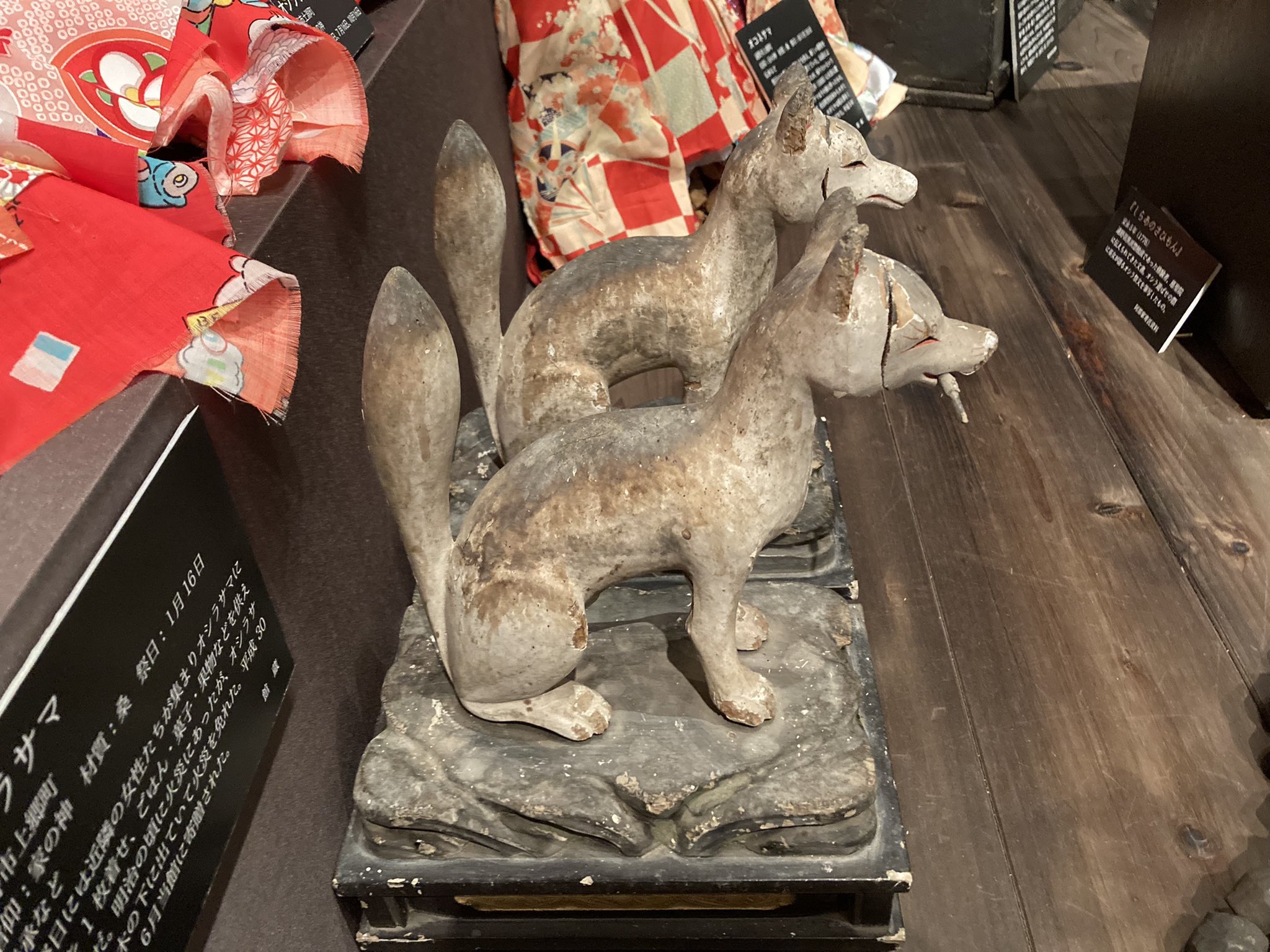 【神狐】狐像　稲荷紋 78564565-fox-stone-statue-at-