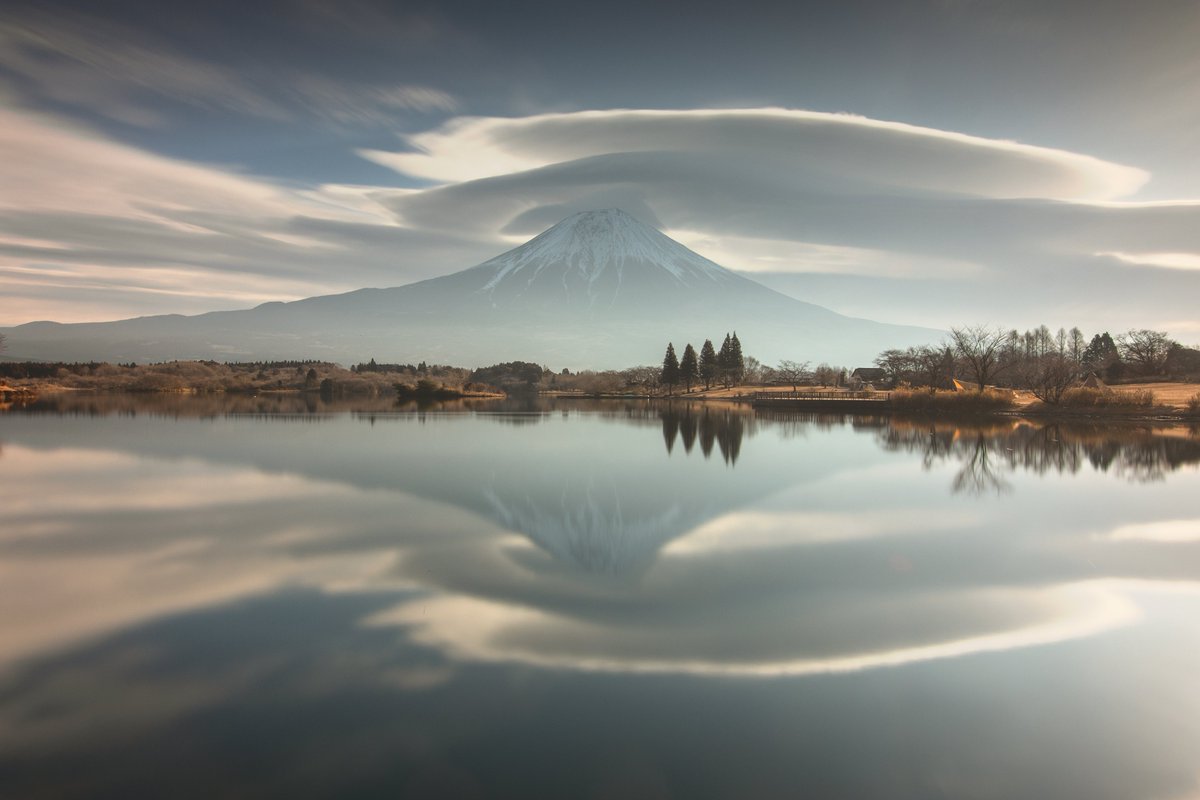 Gm frens. 

Kasagumo is one of the images you could win if you roll the dice with gacha on my Portraits of Fujiyama series on <a href="/sloikaxyz/">Sloika.xyz</a>. Kasagumo or Cap Cloud is a type of lenticular cloud covering the summit of Mount Fuji.

sloika.xyz/francisansing.…

#japan #nftphotography