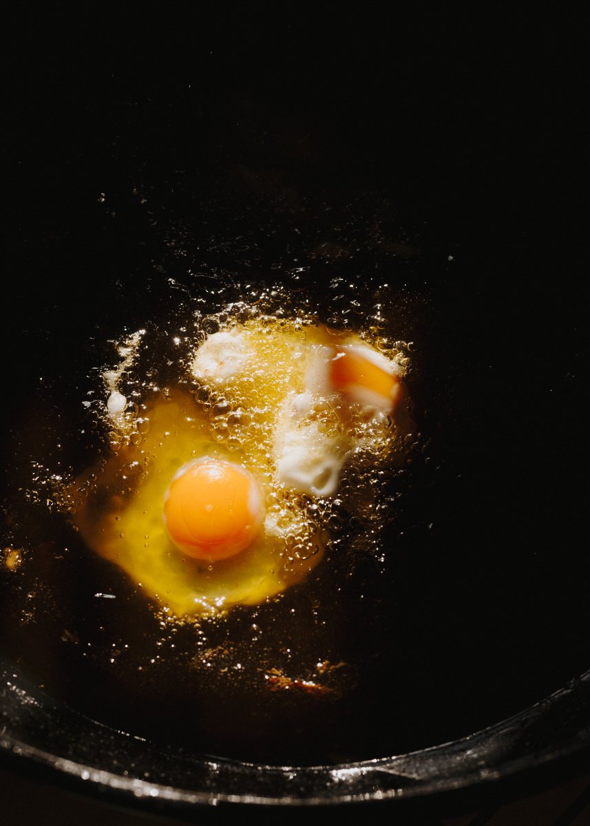 origenesfest's tweet photo. PRODUCTO🌟  
Las gallinas  🐓 de @cobardsygallins no son forzadas a poner. El resultado es:

🔸Huevos con una yema extraordinaria 
🔸Cáscara muy resistente.
🔸Clara turbia -un detalle que indica la frescura del huevo - y espesa. 

#sienteoríGenes #sostenibilidad  #gastronomia https://t.co/LeEWkejmg1