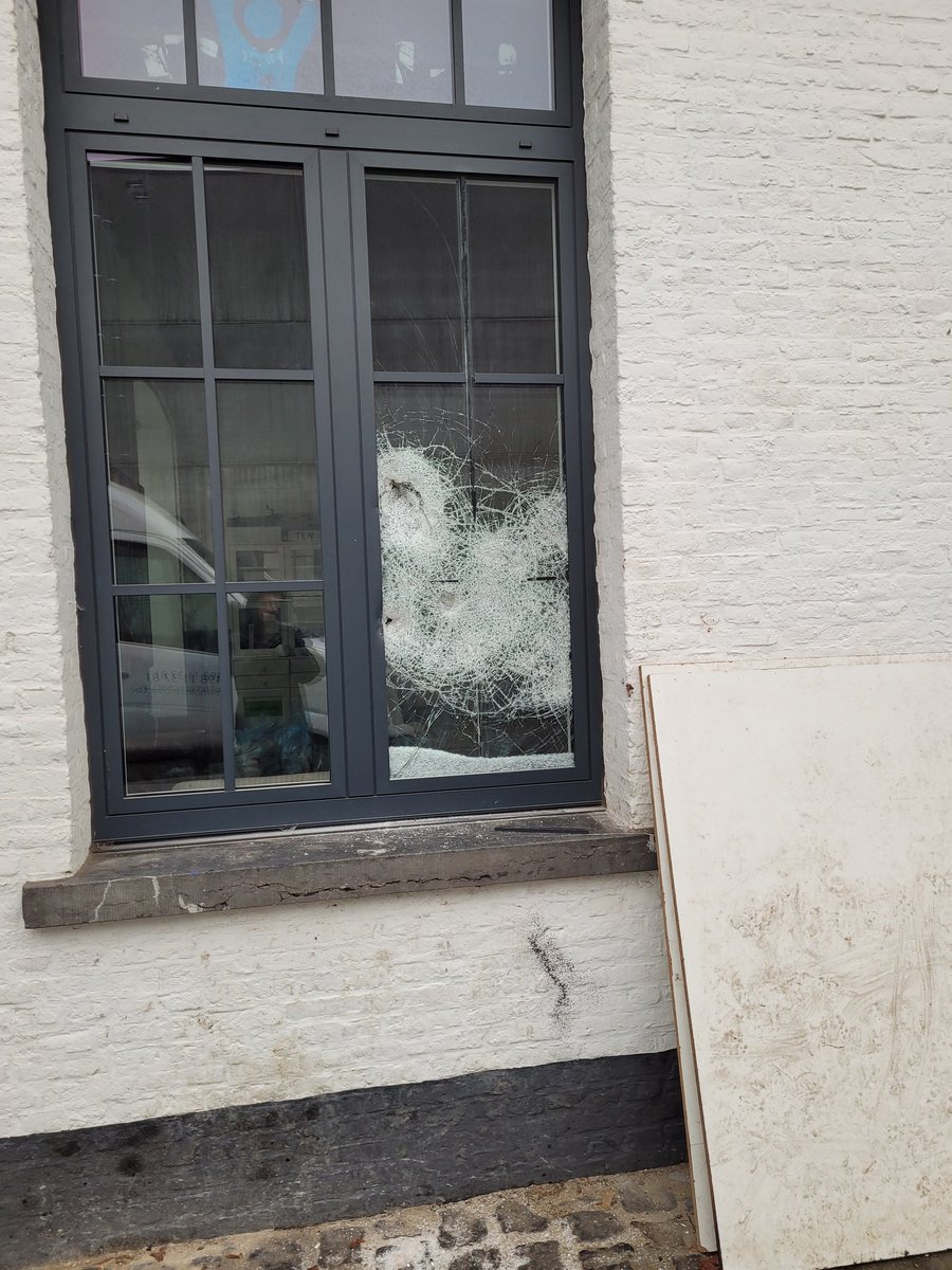 JensDewulf's tweet photo. Er werd vannacht geprobeerd om in te breken in onze KSA in Oostkamp.
 Dit is al de derde keer dit werkjaar! 

Iemand in de buurt van Oostkamp die iets gezien heeft? 

Retweeten graag xxx https://t.co/jNMksYTNjo