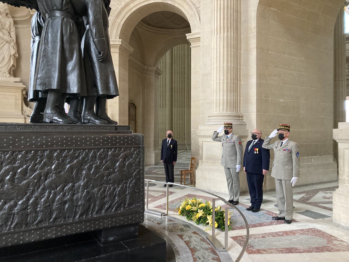 SNEMM_Siege's tweet photo. La SNEMM célèbre le 170e anniversaire de la Médaille militaire ! 
Lancement de cette journée mémorielle par un dépôt de gerbes aux caveaux des gouverneurs et aux cénotaphes des Maréchaux Foch et Lyautey. @Gouv_mili_Paris @armeedeterre @gdarrieussecq @ENSOAOfficiel @INI_Invalides https://t.co/wmW2ZBNU75