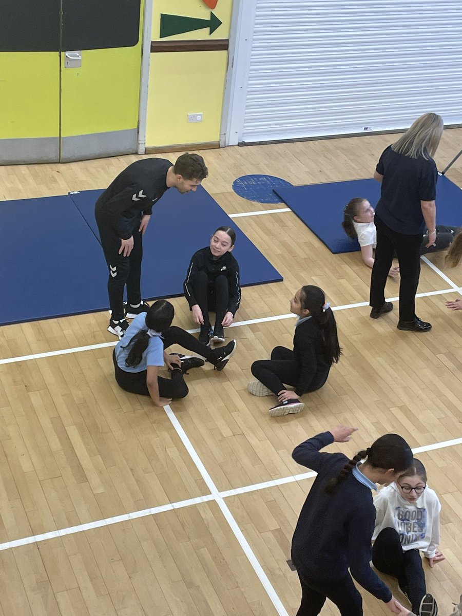 Year 5 jumping into their session with <a href="/AcademyLc6/">LC6Academy</a>  and Angus! They are still riding high from their visit from <a href="/LiamCooper__/">Liam Cooper</a>  #impossibleisnothing