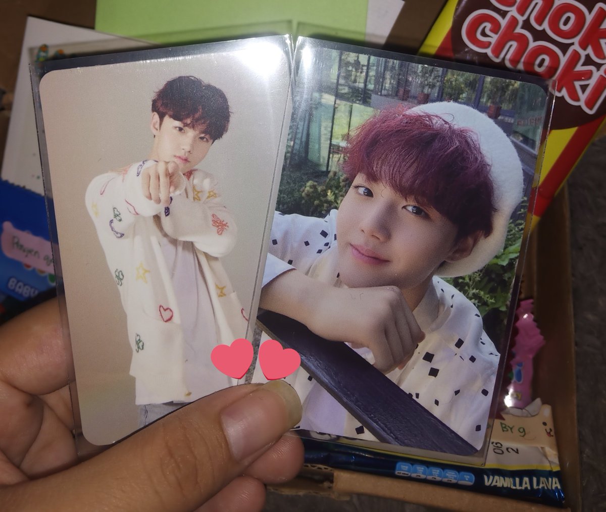 dewiii179's tweet photo. SUMPAH YA SI AYUU @ciayus  bisa²nya lo ngadoin gue pc Dobby 😭😭😭 
Makasi buanyaaak dekgul, gue terhura banget sama kado + kata pengantar lo 😭😭♥️💙💚💛 https://t.co/KTzCrPP3n2