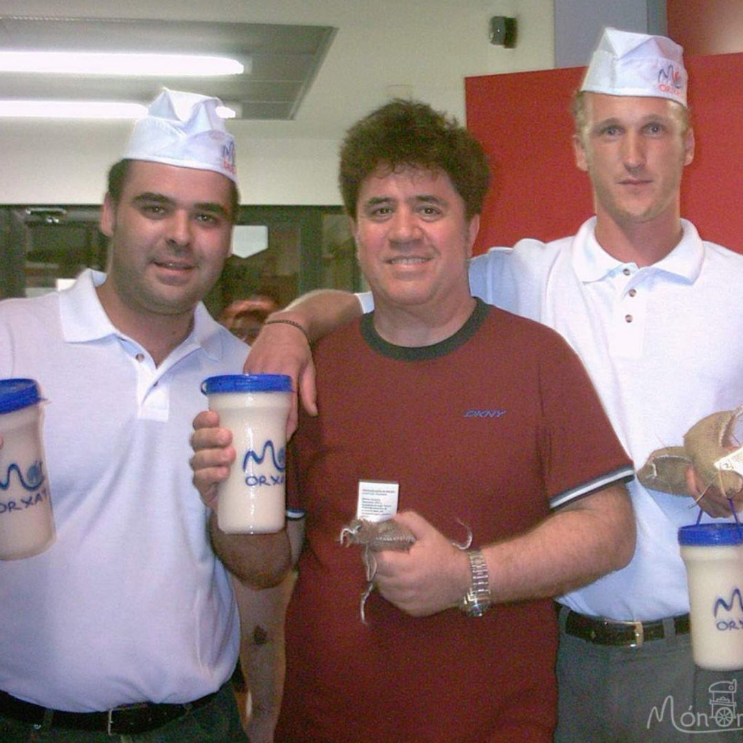 Han pasado unos años de esta fotografía, pero la ilusión es la misma 🎬🍿 Mañana se celebran en Valencia los Goya, con Almodóvar nominado a 8 candidaturas 😱. ¡Haz como Almodóvar y prueba la mejor horchata de toda Valencia en lahorchateria.com! #monorxata #goya2022 #orxata