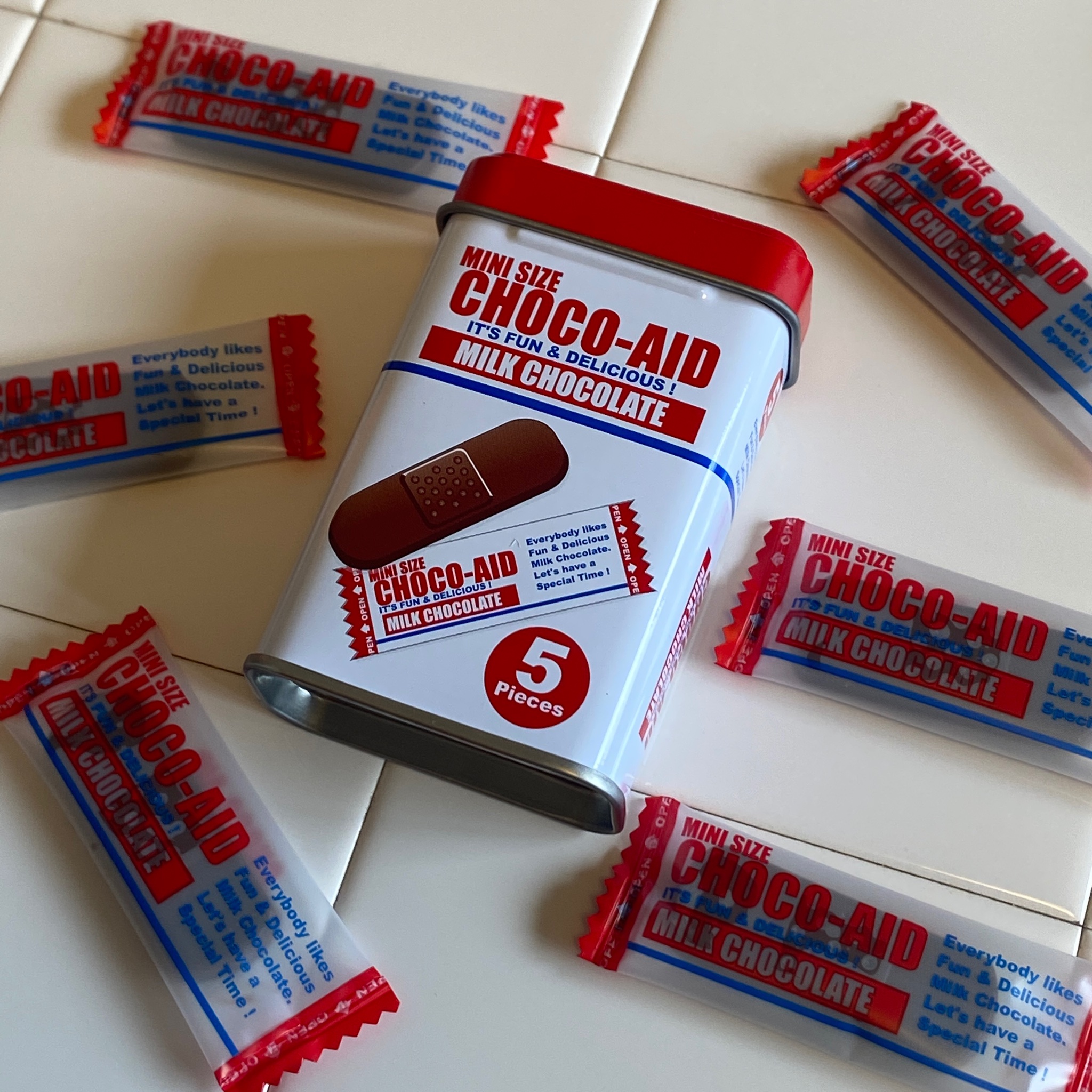 サンキューマート 公式 食べる絆創膏 チョコエイド が新登場 海外の救急箱に入ってそうなレトロなケースには絆創膏 カプセルの形をしたチョコレートが 食べた後は本物の絆創膏入れに プラケースは1点390円 税込429円 缶は1点390円 税込421円