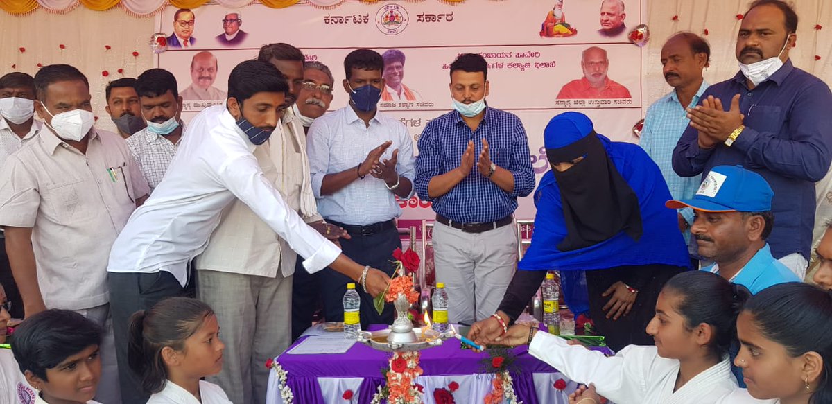 HDobcm's tweet photo. ಓಬವ್ವ ಆತ್ಮ ರಕ್ಷಣೆ ಕಲೆ ಕೌಶಲ್ಯಗಳ ತರಬೇತಿ ಕಾರ್ಯಕ್ರಮದ ಉದ್ಘಾಟನೆಯನ್ನು ಮಾನ್ಯ ಮುಖ್ಯಮಂತ್ರಿಗಳ ಘನ ಅಧ್ಯಕ್ಷತೆಯಲ್ಲಿ ಹಾವೇರಿ ಜಿಲ್ಲಾ ಉಸ್ತುವಾರಿ ಸಚಿವರು &amp; ಕಾರ್ಮಿಕ ಸಚಿವರಾದ ಮಾನ್ಯ ಅರಾಬೈಲು ಶಿವರಾಮ ಹೆಬ್ಬಾರ ರವರಿಂದ ಕಿತ್ತೂರ ರಾಣಿ ಚೆನ್ನಮ್ಮ ವಸತಿ ಶಾಲೆ ಜಕ್ಕನಕಟ್ಟಿ ತಾಃ ಶಿಗ್ಗಾವಿ ಇಲ್ಲಿ ನೆರವೇರಿಸಲಾಯಿತು https://t.co/4mw5CovEvT