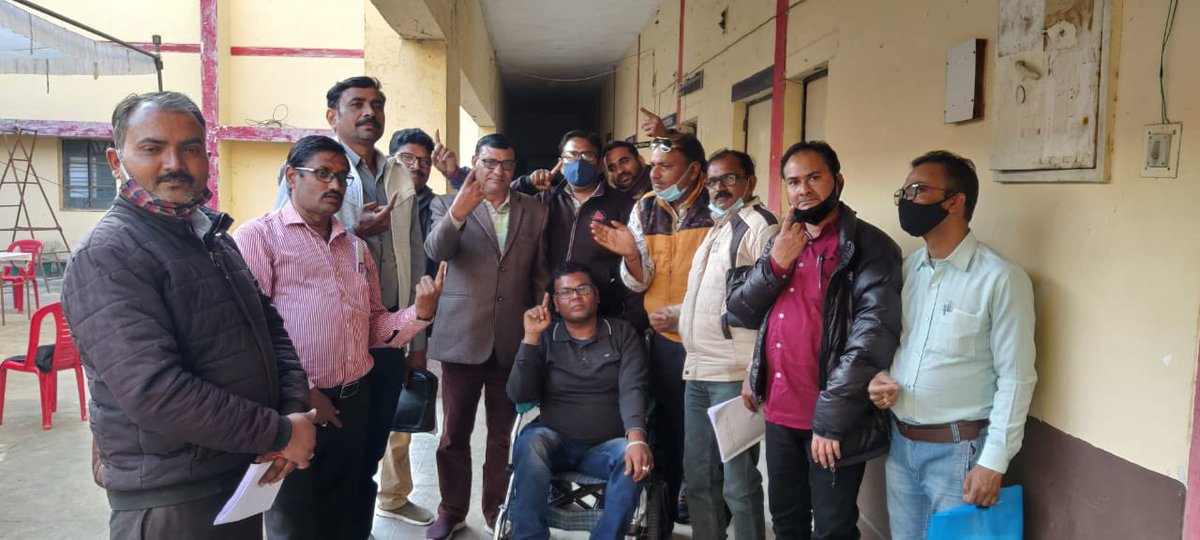 DrDCSHARMAUPPSS's tweet photo. जालौन ,महोबा  ,औरैया एवं लखीमपुर जनपद में पोस्टल बैलेट से मतदान करने हेतु क़तार में लगे शिक्षक व कर्मचारी

#Vote4OldPension https://t.co/PjCKeu8MKr