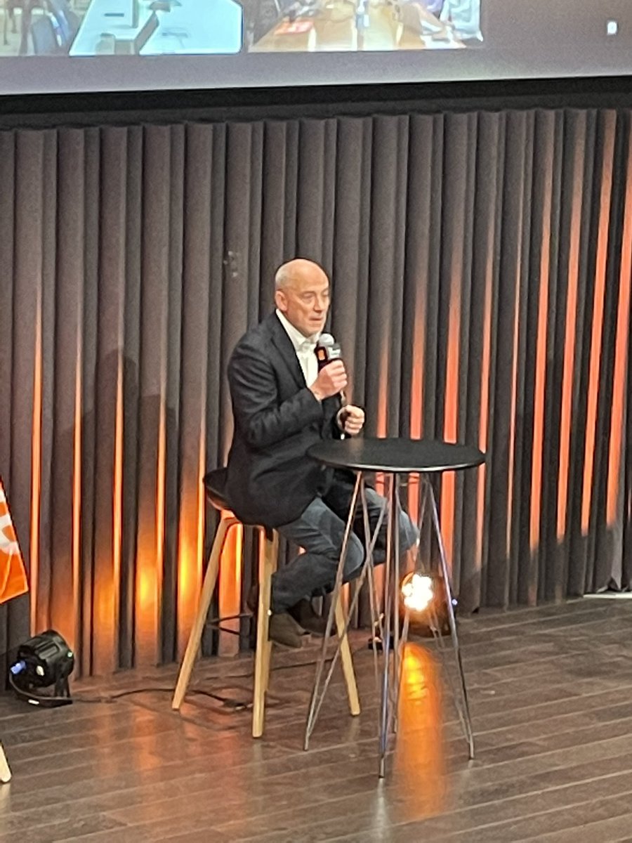 sduvoux's tweet photo. Un très beau moment d’émotion lors du passage de @srichard sur le site d’Orange Gardens.
#MerciStephane @BeaMandine @MichaelTrabbia @jborsoni @Orange_France @OCSTV https://t.co/tRF0B8kvdP