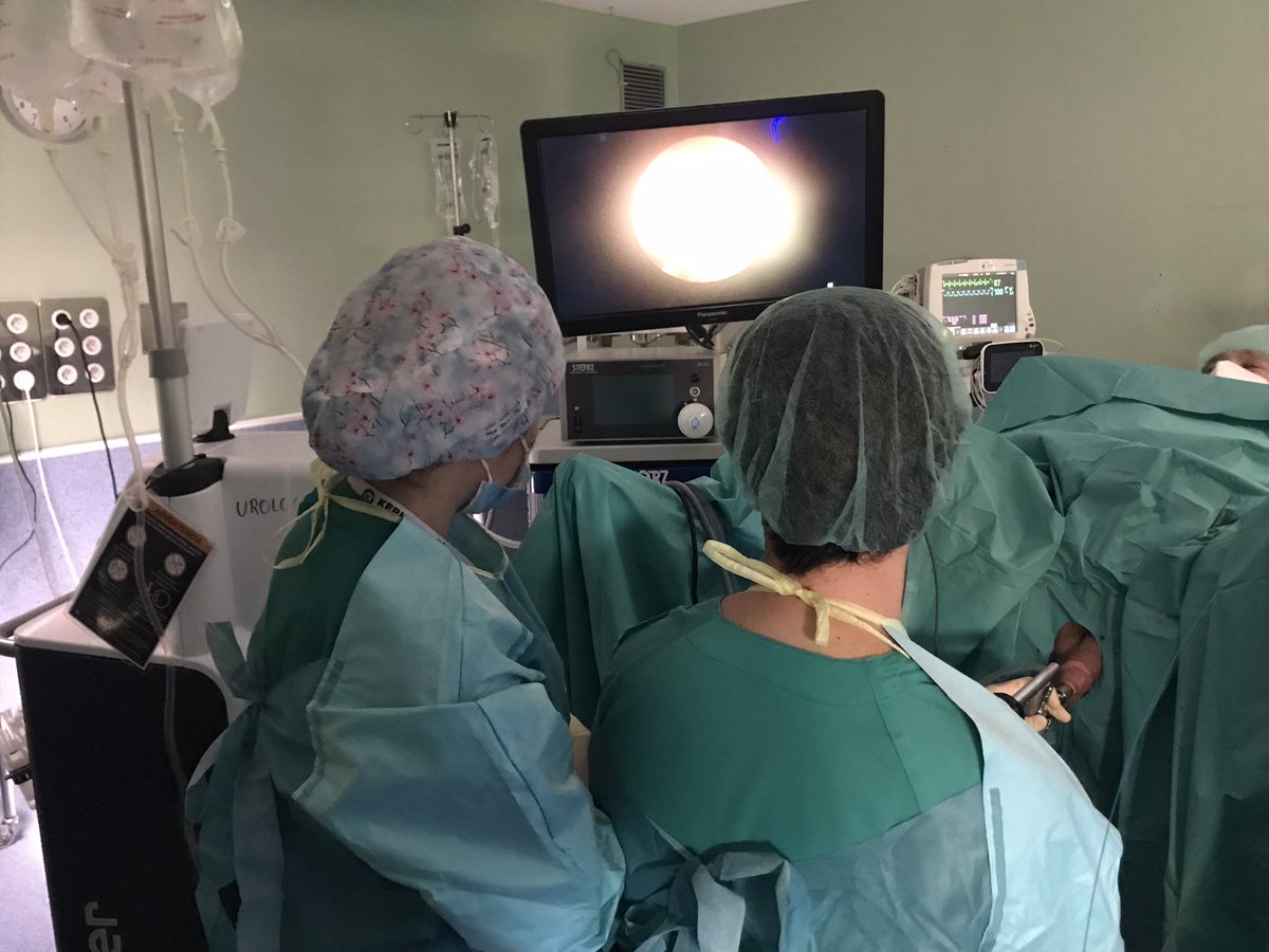 Urologia12's tweet photo. Thanks to @bsc_urology @martasanzgarci1 for this fantastic surgical morning!! We are doing two #HOLEP  using #Versapulse 100W 550 microns https://t.co/quc7PJXn27