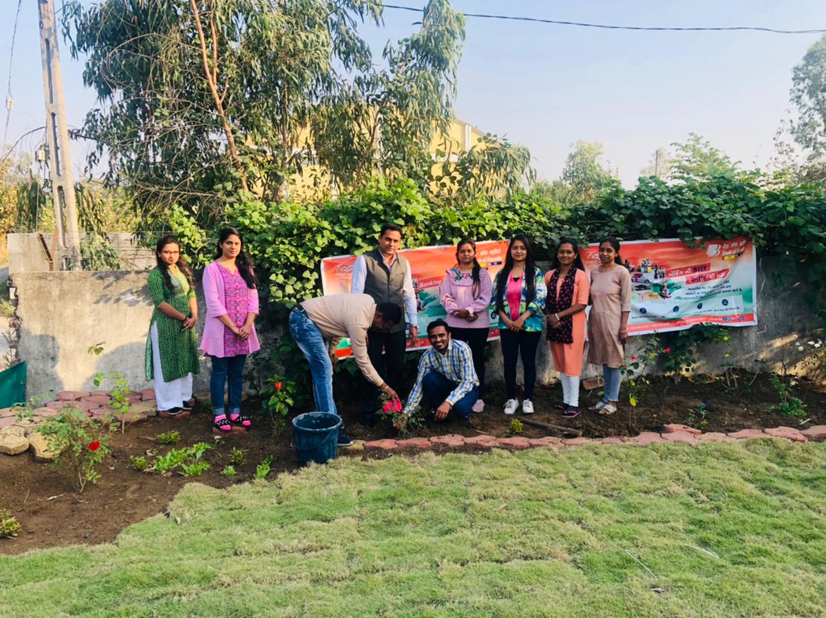 bankofbaroda's tweet photo. #BankofBaroda celebrated the Azadi Ka Amrit Mahotsav with a Tree Plantation Drive at Ramji Mandir. Shri Rajani Kant Choudhary, Deputy Regional Head, Navsari Region graced the occasion.

#AzadiKaAmritMahotsav @AmritMahotsav @DFS_India https://t.co/f9ERiRAfrV