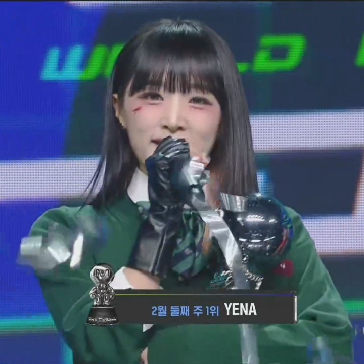 EYESONIZ0NE's tweet photo. 1st daesang award, 1st music show award, so proud of Yena let's bag more awards in the future 🥺💛

@YENA_OFFICIAL
#SmileyYena1stWin https://t.co/frR8Z0Hrnl