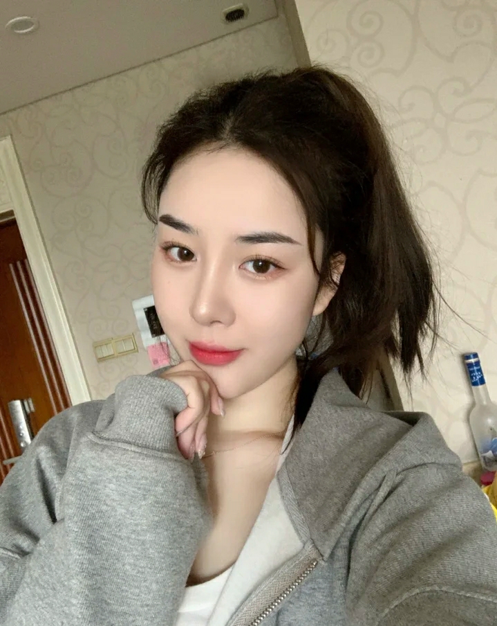 Crystal47200343's tweet photo. 我是小熊饼干，喜欢吃小区保安！！！ https://t.co/aHtE3Dj8vZ