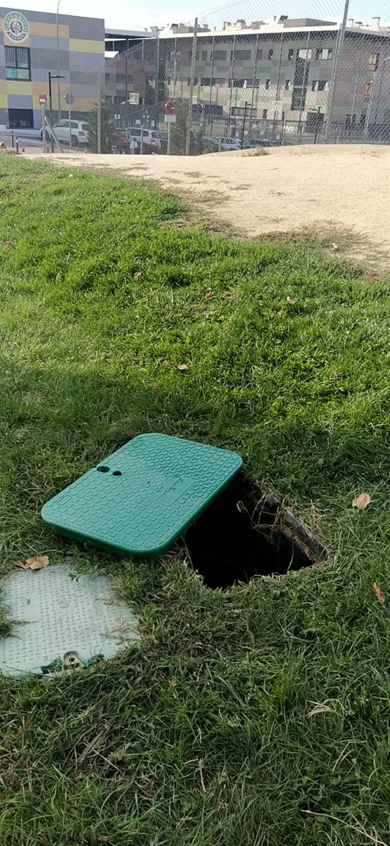 @ALCBDS_Ayto ayer mi hijo de 3 años se cayó dentro de ésta boca de riego. Iba corriendo pisó la tapa y se deslizó. Avisé hace meses del riesgo, sin respuesta. Cientos de niños pasan por ahí jugando. Les ruego hagan algo al respecto antes de hacer una denuncia formal.