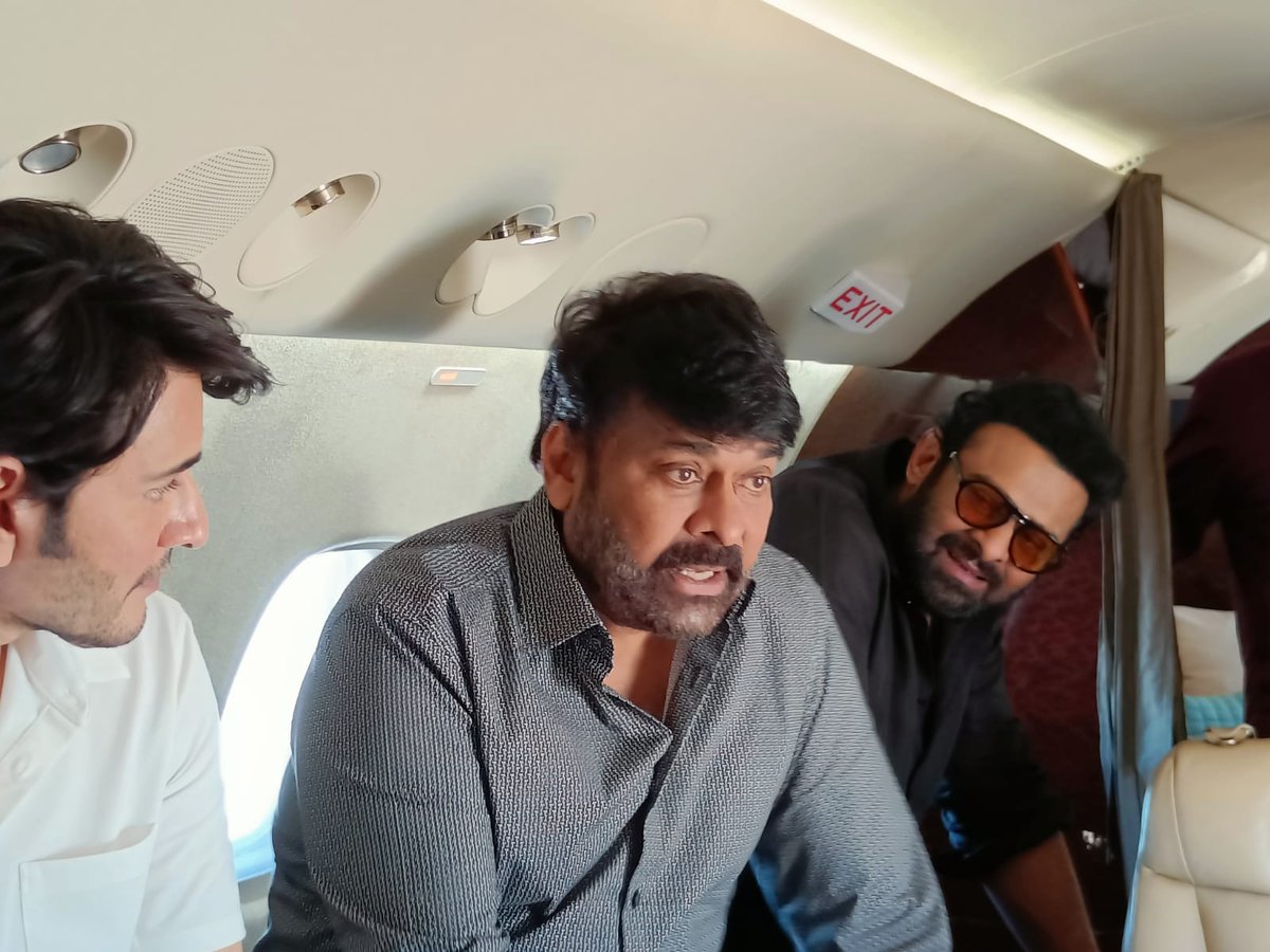 TeamChiruMHBD's tweet photo. Up above the world so high! Like 3 diamonds in the sky.

#MegastarSuperstarRebelstar #ChiranjeeviMaheshPrabhas

#TeamChiruMHBD #TeamChiruMahabubabad https://t.co/pTo8WK7dhK