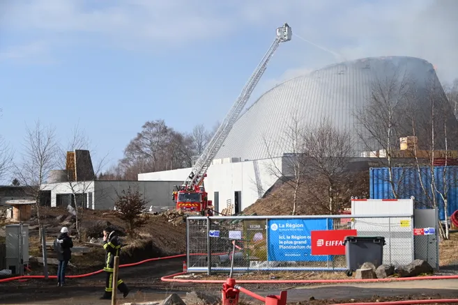 lamontagne_fr's tweet photo. Un incendie en cours sur le chantier du planétarium de Vulcania dans le #PuydeDôme 

➡https://t.co/zQg5PzZzSb https://t.co/Iq26QqkS7n