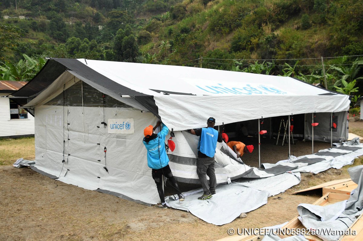 UNICEFUganda's tweet image. Innovation at @UNICEF is about turning 💡ideas into solutions.

To improve on emergency responses worldwide, UNICEF led on the innovation of a new generation of tents. Now, the high-performance ⛺️ is restoring hope for sustainable education in #Uganda.
👉🏾 uni.cf/34wGrKT