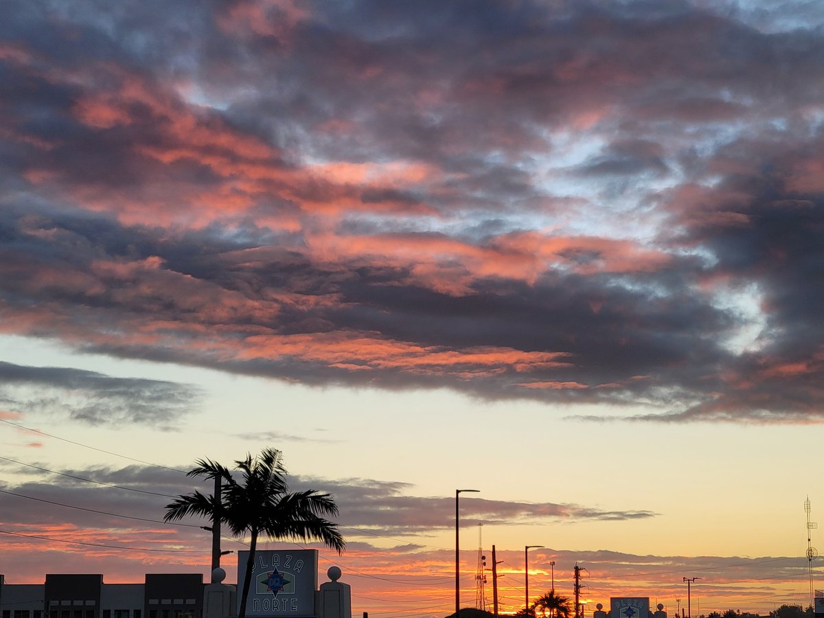 maldo458's tweet photo. No importa cuantos oscura sea tu noche, El siempre te sorprende con un hermoso Buenos Dias.  @adamonzon  desde Arecibo. https://t.co/r8baPMTwgV