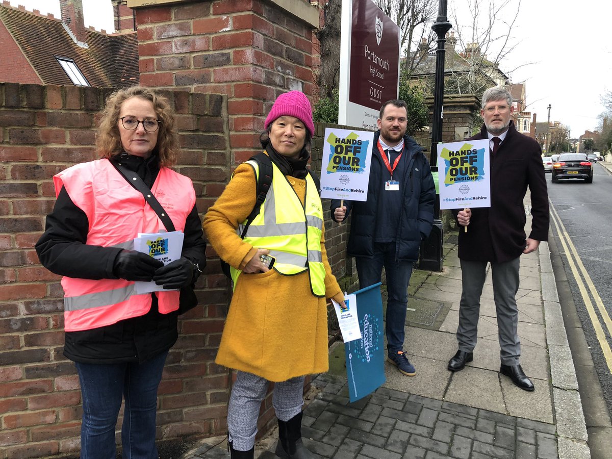 NEUCharlotteL's tweet photo. More brilliant support for #GDST teachers in #Portsmouth - thank you to @PompeyLabour councillors for joining the picket ✊ #GDST #23Together #StopFireRehire #HandsOffOurTPS https://t.co/wqF0cM4gII