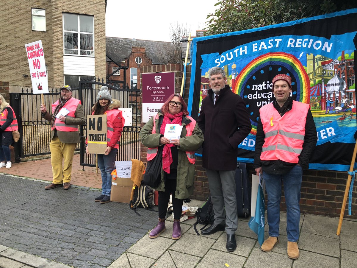 NEUCharlotteL's tweet photo. More brilliant support for #GDST teachers in #Portsmouth - thank you to @PompeyLabour councillors for joining the picket ✊ #GDST #23Together #StopFireRehire #HandsOffOurTPS https://t.co/wqF0cM4gII