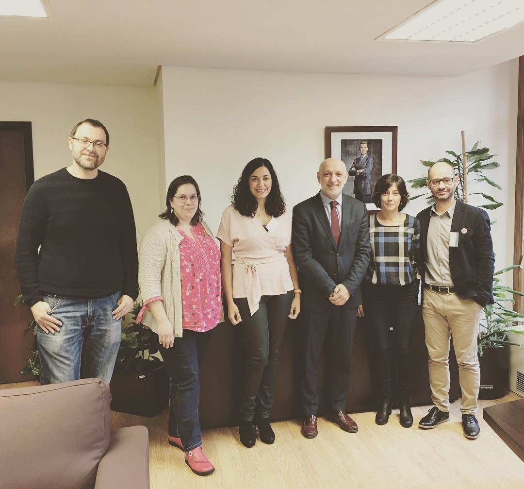 Muchas veces hablamos con <a href="/emeric/">emeric</a> de que algunos de nosotros nos hemos convertido en jarrones chinos en las organizaciones de terapeutas ocupacionales. La metáfora no es nuestra. Se la hemos copiado a Felipe González. Cosas de la edad. 

Pues eso: ¡Gracias, <a href="/Jorgearenasto/">Jorge Arenas</a>!