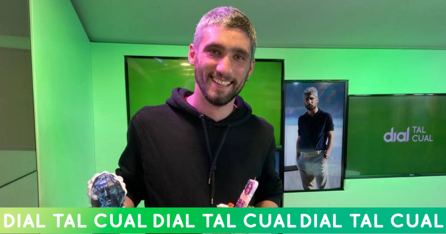 #ENCASATALCUAL 🌠 CHECHU SALGADO
<a href="/salgado_chechu/">chechu salgado</a> recrea de forma “real” cómo sería recoger el Goya 

Disponible en web a las 18H

Con @patriciaimaz en el Salón Dialero
🔗cdial.es/6ni3f