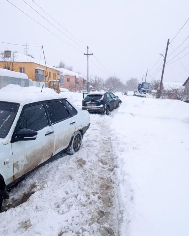 Снег идет, снег идет,
Снег идет, и всё в смятеньи:
Убеленный пешеход,
Удивленные растенья,
Перекрестка поворот.

Сегодня день рождения русского поэта Бориса Пастернака.