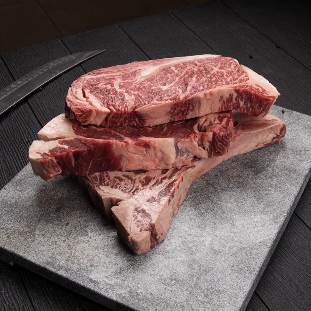 أنواع متعددة من اللحوم الطرية في ميت شوب🥩💯
 
#themeatshop #grill #bbq #wagyu #steak #gourmetmeat #Riyadh #lampchops #ستيك #برغر #واغيو #لحم #الرياض #ذا_ميت_شوب