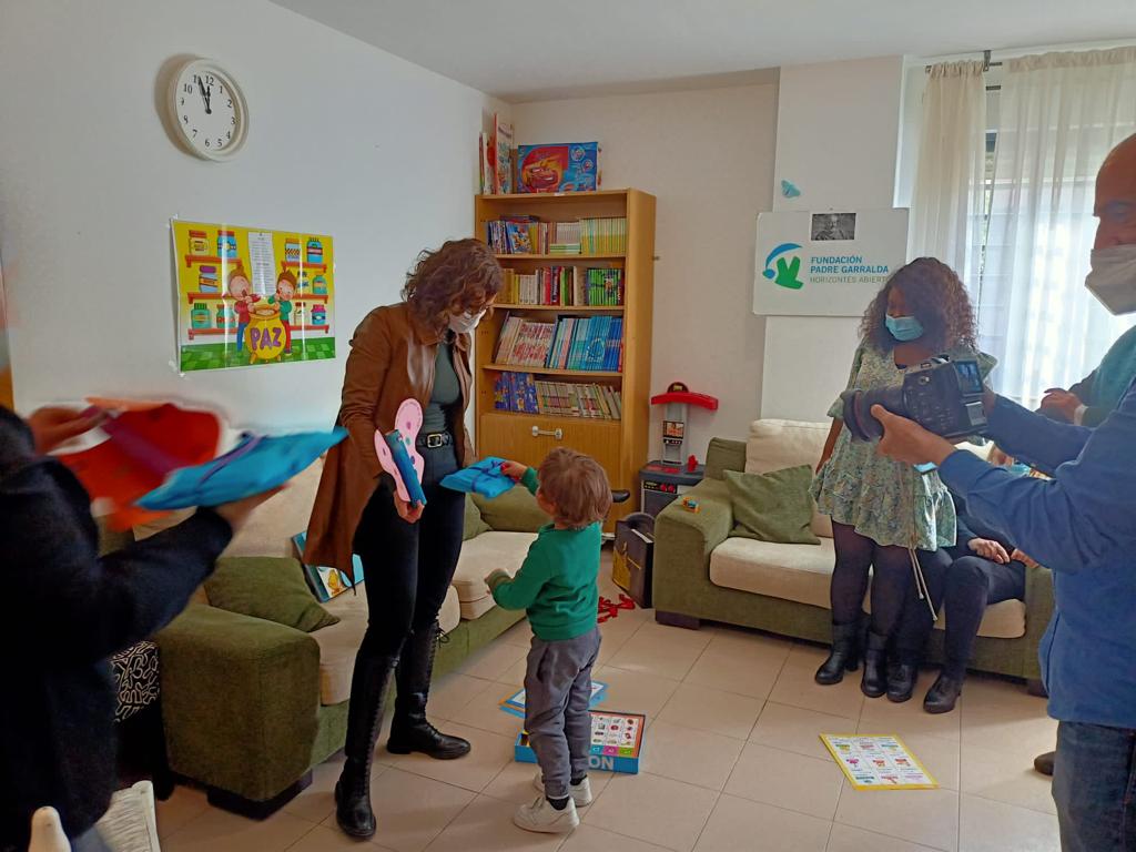 La presidenta de la Comunidad de Madrid visita un hogar para madres en riesgo de exclusión social de la Fundación Padre Garralda

Madrid, 8 de febrero 2022