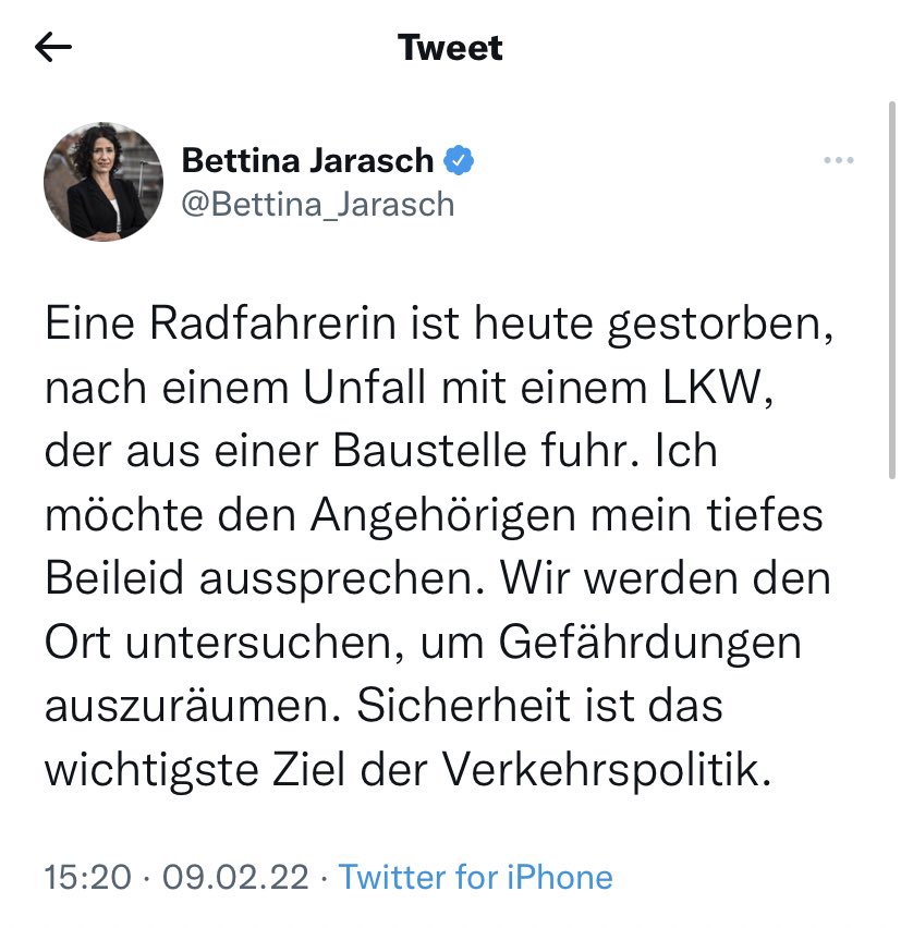 CV2OR's tweet photo. Eine Radfahrerin stirbt im Berliner Straßenverkehr, ein CDU-Politiker ahnt, wie es gewesen sein könnte, und urteilt mit “Dummheit”. https://t.co/iONmnxsRbV