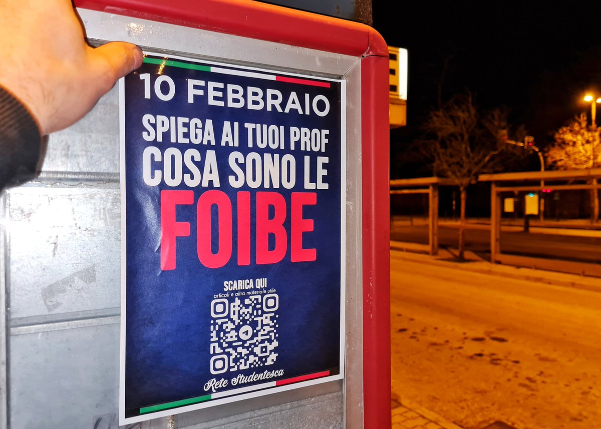 mnromagna's tweet photo. "#10febbraio: spiega ai tuoi prof cosa sono le #foibe" è il testo dei manifesti affissi dai ragazzi di #ReteStudentesca, nucleo giovanile de @LaReteNazionale, questa mattina davanti ai principali istituti scolastici di #Rimini, in particolare presso il Centro Studi Colonnella. https://t.co/HLPTLRhXX7
