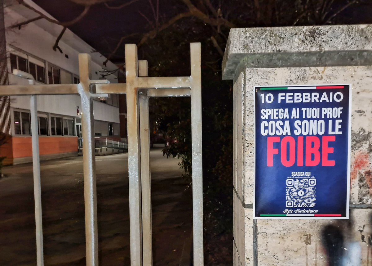 mnromagna's tweet photo. "#10febbraio: spiega ai tuoi prof cosa sono le #foibe" è il testo dei manifesti affissi dai ragazzi di #ReteStudentesca, nucleo giovanile de @LaReteNazionale, questa mattina davanti ai principali istituti scolastici di #Rimini, in particolare presso il Centro Studi Colonnella. https://t.co/HLPTLRhXX7