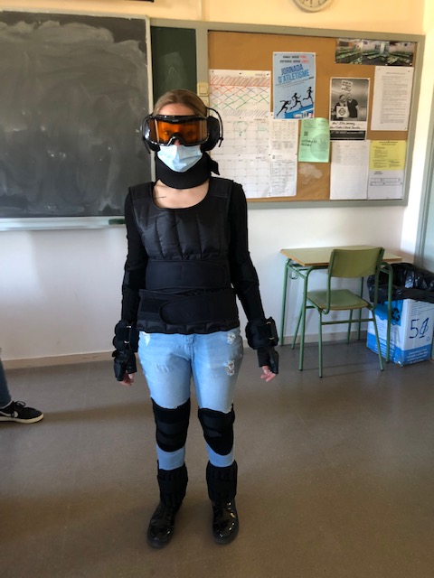 inscoromines's tweet photo. Amb l’alumnat del 1r curs del CFGM de d’Atenció a persones en situació de dependència #TAPSD, ens hem posat a la pell de la gent gran, experimentant amb el vestit simulador del procés d’envelliment. https://t.co/Mzl0lwu2SQ