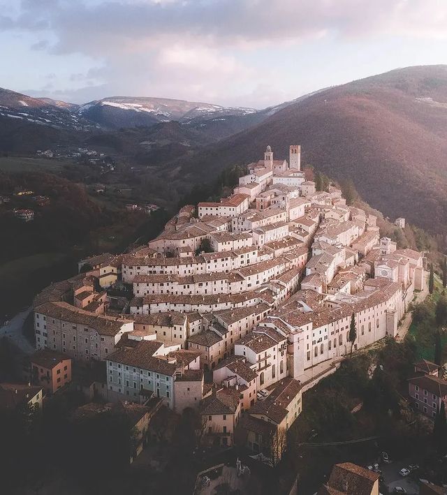 UmbriaTourism's tweet photo. Situata sulla sommità di uno sperone roccioso, con il suo aspetto arroccato Nocera Umbra  mostra, a partire dalle possenti mura castellane di epoca medievale, segni evidenti del suo passato di struttura difensiva...
https://t.co/cbHmSFjGD2
#umbriacuoreverde #umbriaculture https://t.co/svVh1e65SN