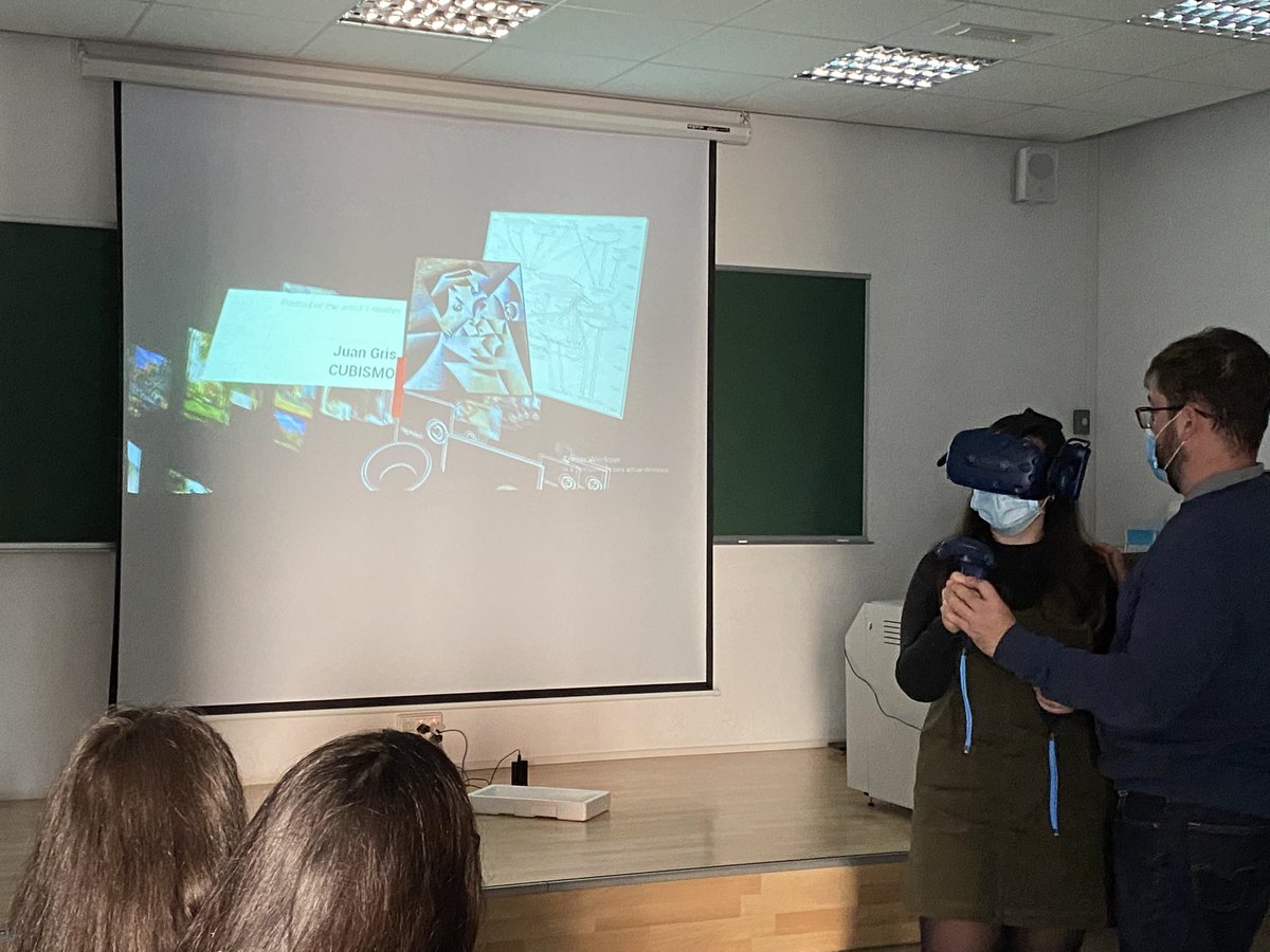 iArtHislab's tweet photo. Una magnífica tarde la de ayer con @Lety_Crespillo y @generico de @opossumstudios trabajando con los alumnos del @MdscaUma, indagando en las posibilidades que la #RV ofrece al ámbito del Patrimonio artístico-cultural como herramienta de investigación histórico-artística. https://t.co/Rp7pI9VSKZ