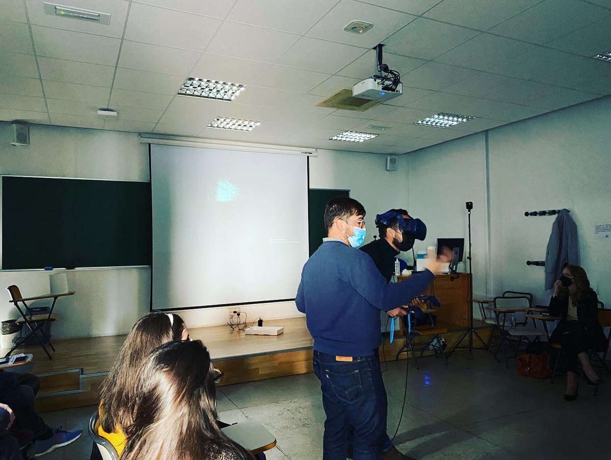 Una magnífica tarde la de ayer con <a href="/Lety_Crespillo/">Lety_Crespillo</a> y <a href="/generico/">Gaby r. Gonzalvez</a> de <a href="/opossumstudios/">Opossum Studios</a> trabajando con los alumnos del <a href="/MdscaUma/">MDSCA</a>, indagando en las posibilidades que la #RV ofrece al ámbito del Patrimonio artístico-cultural como herramienta de investigación histórico-artística.