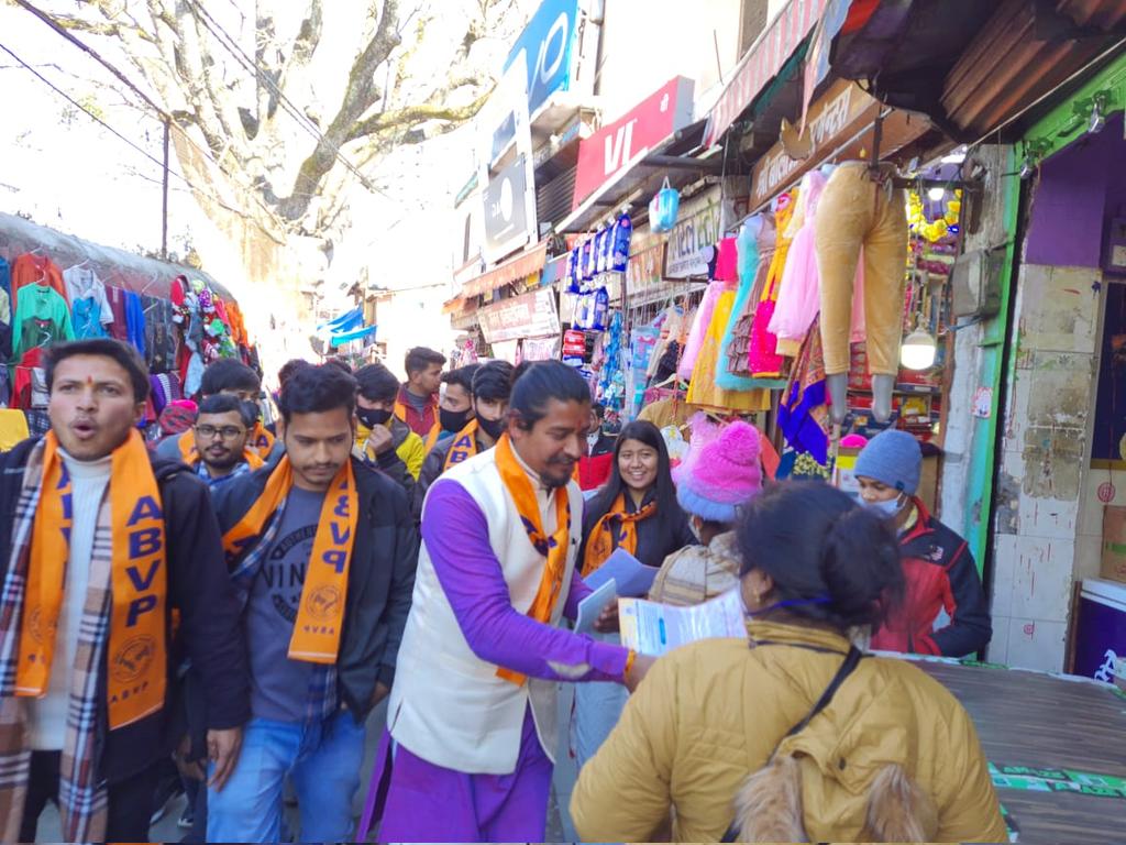 RJRajanjoc's tweet photo. #शत_प्रतिशत_मतदान 
#NationFirstVotingMust 
आज ABVP अल्मोड़ा इकाई के कार्यकर्ताओं के साथ अल्मोड़ा बाजार में शत प्रतिशत मतदान अभियान के अंतर्गत लोगो को मतदान करने हेतु जागरूक किया
"परिषद का है यह अभियान"
"शत प्रतिशत हो मतदान"
@AshishSainram @nidhitripathi92 @iManojNikhra https://t.co/ipJJJneviW