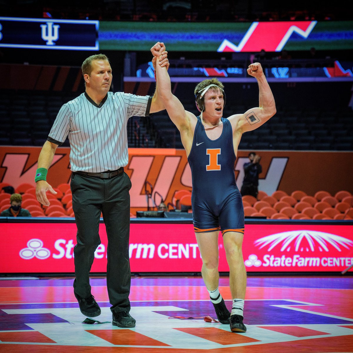 IlliniWrestling's tweet photo. Another big weekend ahead. Let’s go get ✌️ more. https://t.co/k0mh428uvb