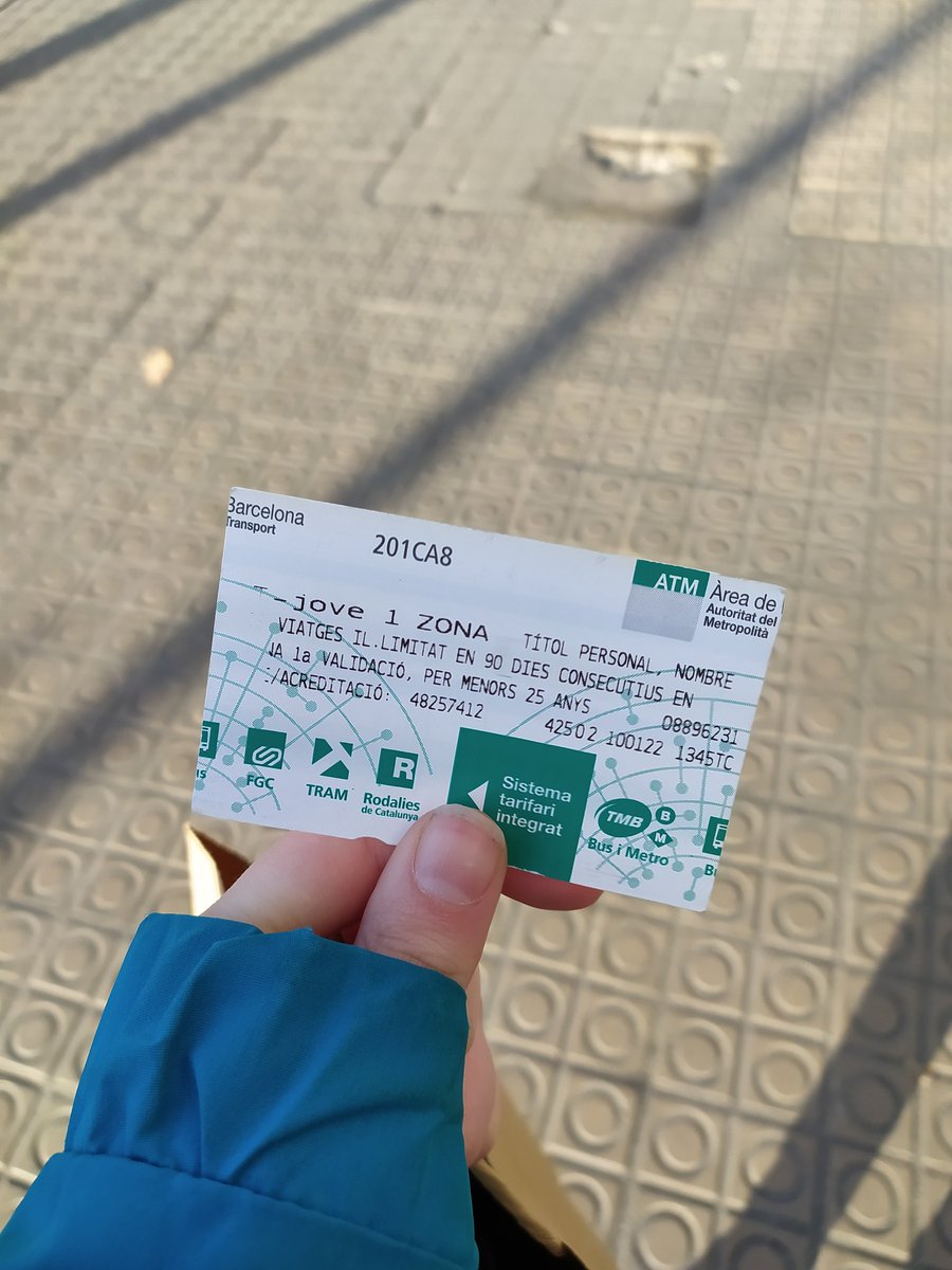 TWITTER FES LA TEVA MÀGIA

Aquesta tarda se li ha caigut la Tjove a una noia davant el Hard Rock cafe de Pça.Catalunya. L'he anat a agafar i quan he aixecat el cap ja no l'he vista.

Feu que ruli a veure si té sort💫