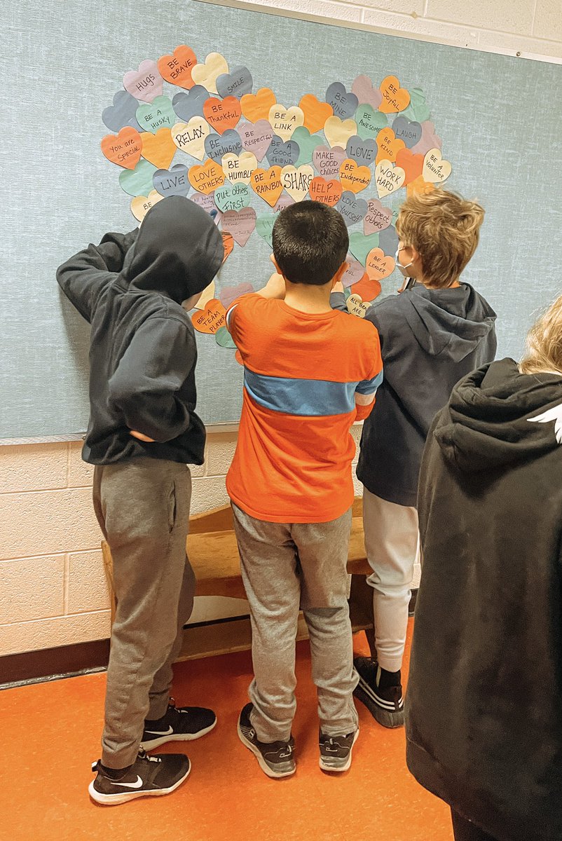 jessicawoodtea1's tweet image. Today with our 5th grade peers we worked together and talked about kindness and how to spread kindness to others. We made kindness hearts with words of affirmation for our bulletin board. #peertopeer #projectunify ❤️ @HarlanElem @BirminghamPS