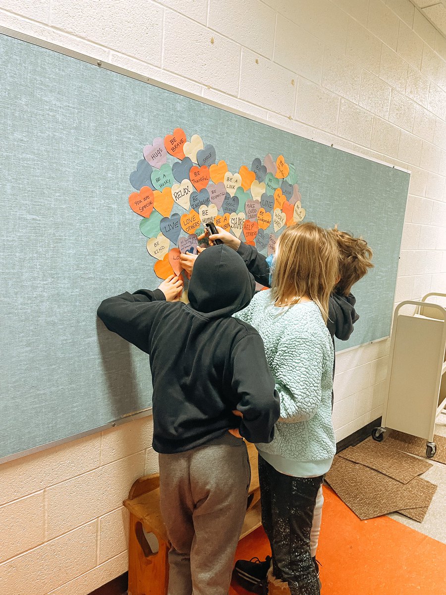 jessicawoodtea1's tweet image. Today with our 5th grade peers we worked together and talked about kindness and how to spread kindness to others. We made kindness hearts with words of affirmation for our bulletin board. #peertopeer #projectunify ❤️ @HarlanElem @BirminghamPS