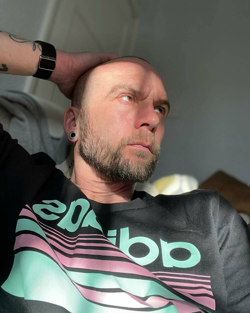 R4w10w's tweet image. #boredom #selfie #sunlight #beard #bald #posing #adidas #tattoo #fleshtunnel instagr.am/p/CZzS2NwM00Xl…