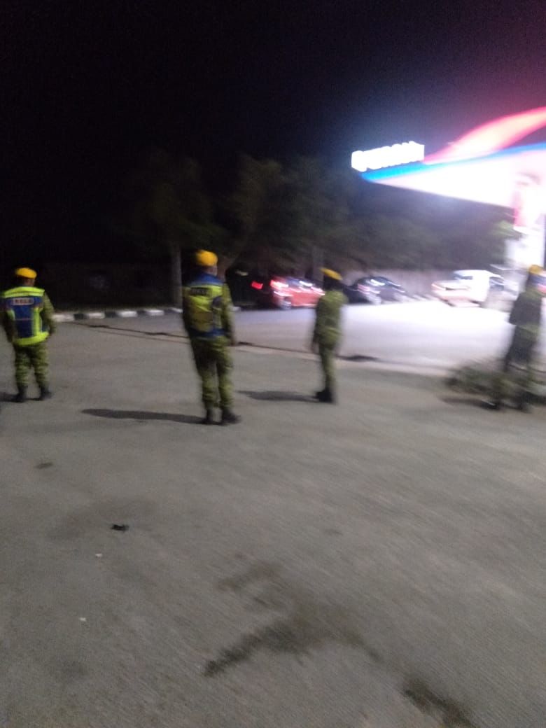 RELAbesut's tweet photo. 10/02/2022 - Khamis 
Rondaan Keselamatan Kawasan Berfokus dilaksanakn di Stesen Minyak Petron Benting Lintang, SMK Tembila, Masjid Tmn Ilmu &amp; UNISZA. Rondaan dilaksanakn bg mengurangkn jenayah &amp; risiko kecurian y mgkin akn berlaku.

@RELA_Terengganu
#SetiaBerbakti
#kitajagakita https://t.co/FCbGoPnfFH