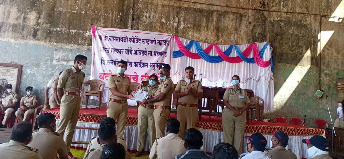 RatnagiriPolice's tweet photo. RT @RatnagiriPolice: @DGPMaharashtra #BestDetection #BandobastBriefing #Mandangad #Purnagad #Rajapur #Ratnagiri #RatnagiriPolice https://t.co/3ZnxneTcKc https://t.co/vJw9LqoCaC
