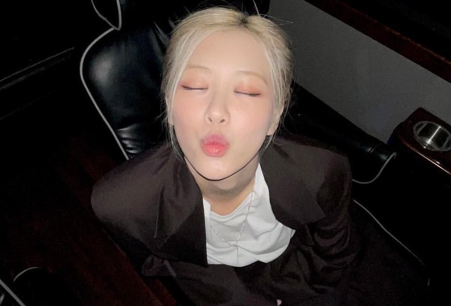 0420_jayy's tweet photo. #OurRockstarROSÉDay happy birthday my girlfriend <3 blinks love you so so much :(( today is the day you were brought into this world to be a blessing to the people around you. The day is all yours,, have fun ma baby :3 https://t.co/OhV4PSwgyQ