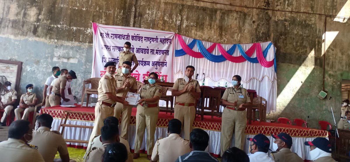 RatnagiriPolice's tweet photo. RT @RatnagiriPolice: @DGPMaharashtra #BestDetection #BandobastBriefing #Mandangad #Purnagad #Rajapur #Ratnagiri #RatnagiriPolice https://t.co/3ZnxneTcKc https://t.co/vJw9LqoCaC