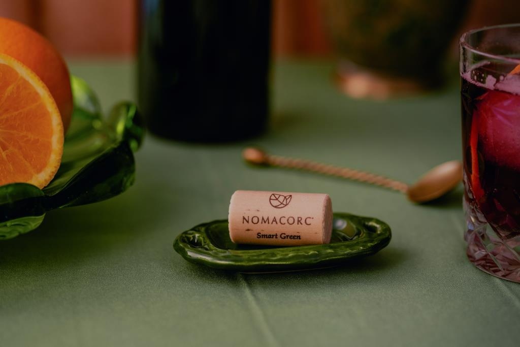 vinventions_es's tweet photo. ... algo tan pequeño pero que, sin embargo, tiene un papel imprescindible en la evolución del vino en botella🍷

No dejes nada al azar con todas las ventajas de la #NomacorcGreenLine 🌱

#vinventions #nomacorc #tapones #vino #winemaking #enology #ecopackaging #wine #winelover https://t.co/ZSIhM3Qr5D